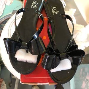 Cute black sandals with a bow !